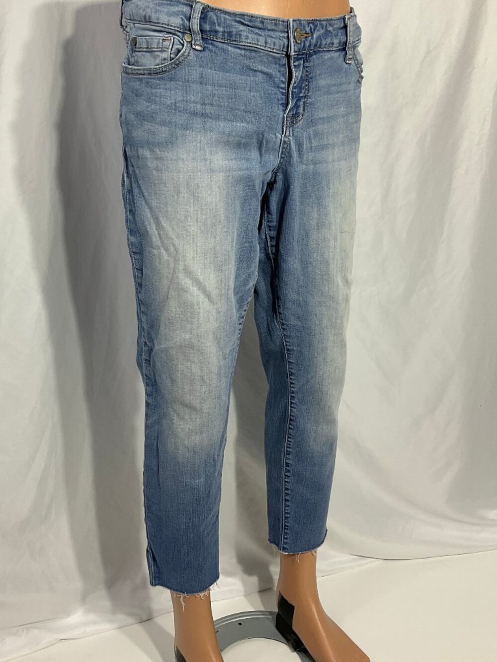 Torrid Size 14R Mid-Rise Raw Edge Short Jeans Womens Denim 10775939 Distressed